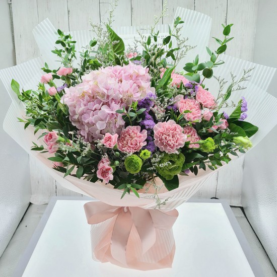 One Hydrangea Carnation Bouquet