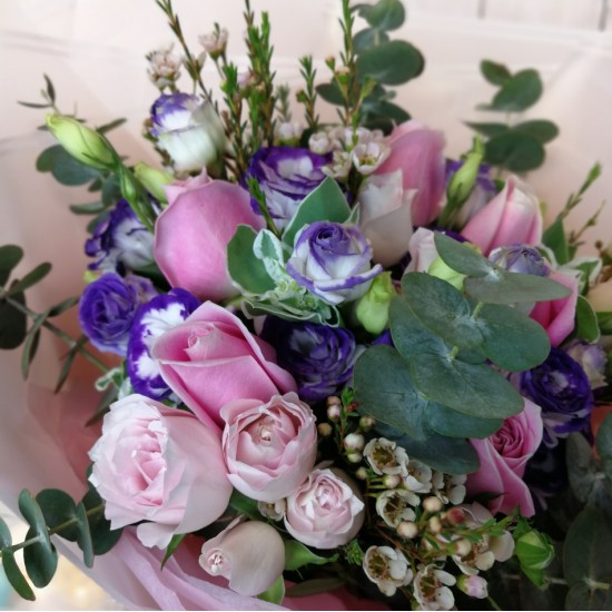 Elegant Half Dozen Roses Mixed Bouquet