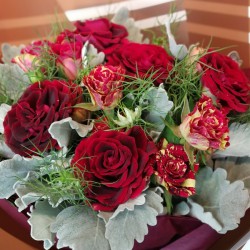 Elegant Spray Roses Bouquet (Color at Your Choice)
