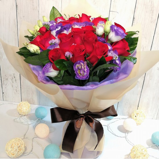 18pcs Roses Bouquet with Purple Lisianthus